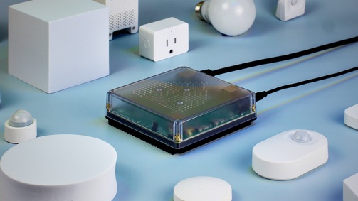 Centrála Home Assistant Green obklopená zařízeními chytré domácnosti