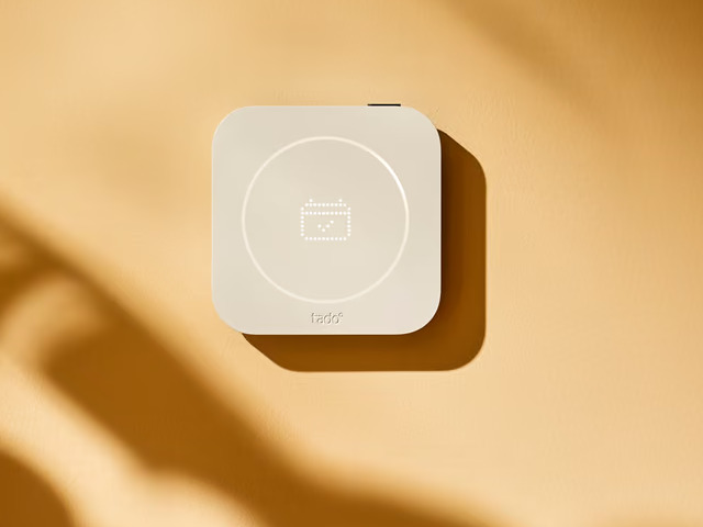 tado° Smart Thermostat X (2. generace) na stěně Nástěnný termostat tado° Smart Thermostat X druhé generace v reálném interiéru